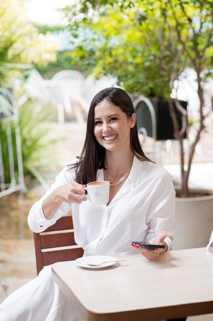 Priscila Cerqueira em um momento cotidiano, tomando café